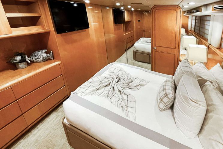 Charter Yacht LONE STAR - Hatteras 130 - 5 Cabins - Nassau - Bahamas - Palm Beach