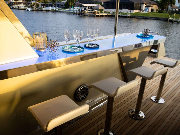 JULIANNE - Crescent 110,aft deck minibar JULIANNE - Crescent 110,aft deck minibar