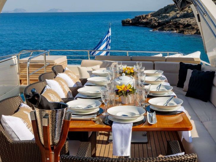 MIRAVAL Canados 86 - sundeck alfresco dining set up MIRAVAL Canados 86 - sundeck alfresco dining set up