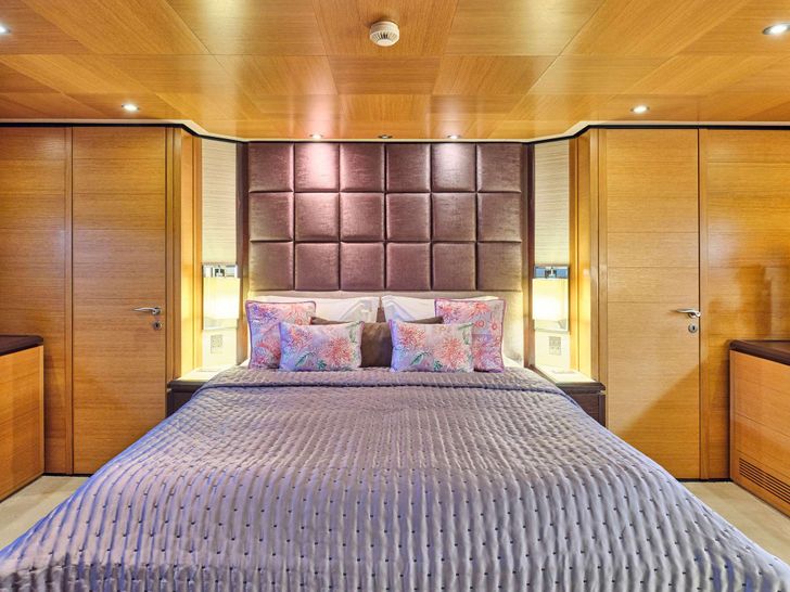 LOANA Baglietto 34m - VIP cabin bed LOANA Baglietto 34m - VIP cabin bed