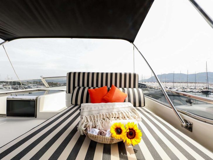 SERENITY III - sundeck with shade SERENITY III - sundeck with shade