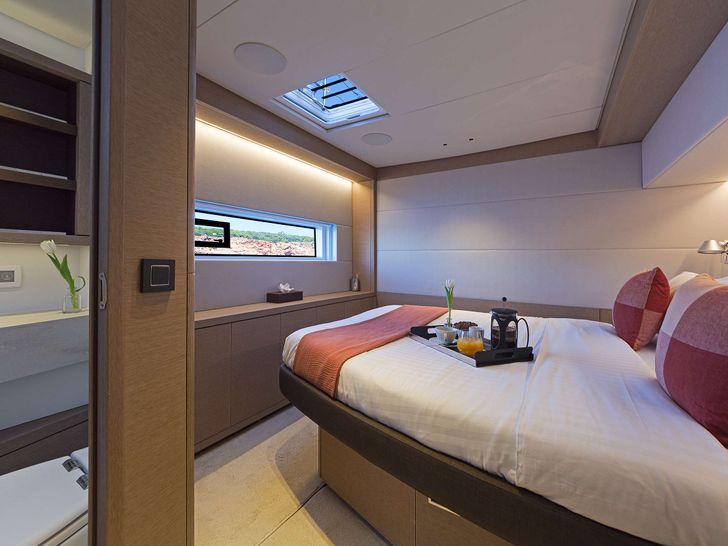 DAIQUIRI Lagoon 65 - master cabin bed DAIQUIRI Lagoon 65 - master cabin bed