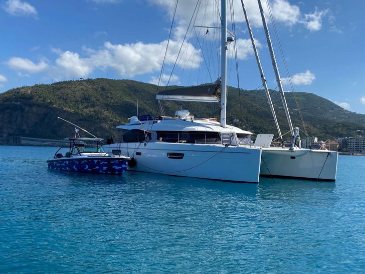 VIDA BOA II Fountaine Pajot Ipanema 58 - anchored VIDA BOA II Fountaine Pajot Ipanema 58 - anchored