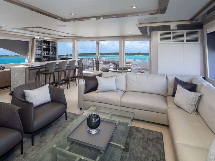 ENTREPRENEUR Ocean Alexander 35R - sky lounge and bar ENTREPRENEUR Ocean Alexander 35R - sky lounge and bar