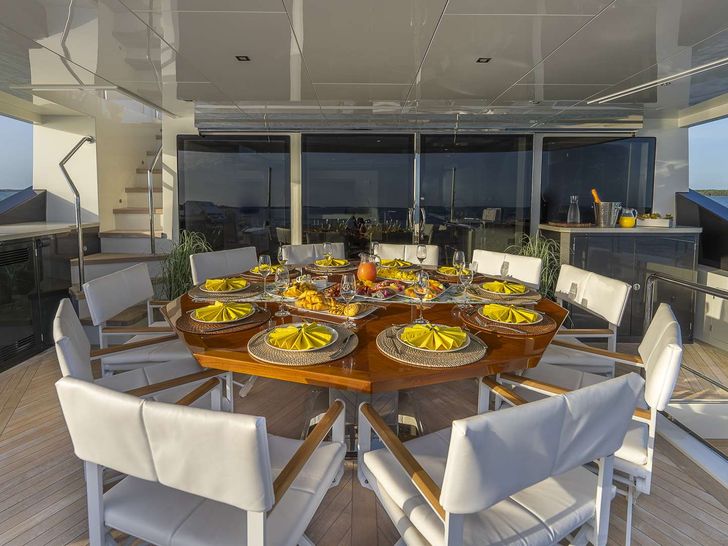 ENTREPRENEUR Ocean Alexander 35R - sky deck alfresco dining set up ENTREPRENEUR Ocean Alexander 35R - sky deck alfresco dining set up
