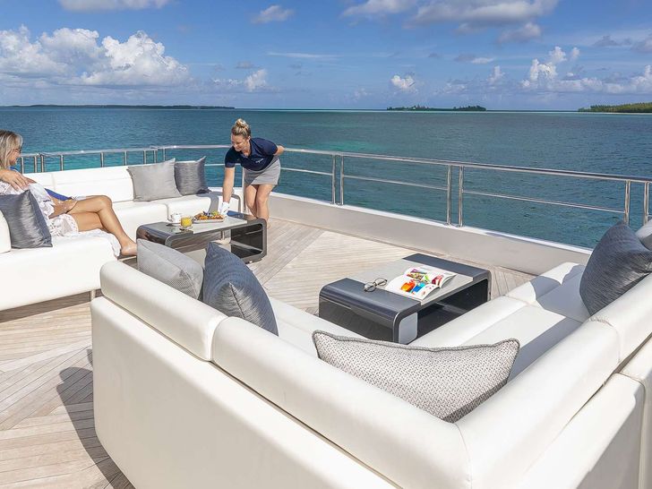 ENTREPRENEUR Ocean Alexander 35R - sky deck lounge ENTREPRENEUR Ocean Alexander 35R - sky deck lounge