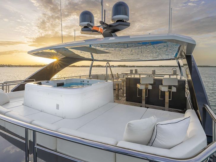 ENTREPRENEUR Ocean Alexander 35R - sundeck jacuzzi and bronzing area ENTREPRENEUR Ocean Alexander 35R - sundeck jacuzzi and bronzing area