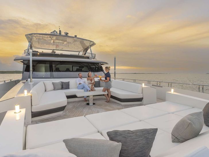 ENTREPRENEUR Ocean Alexander 35R - foredeck under the sunset ENTREPRENEUR Ocean Alexander 35R - foredeck under the sunset