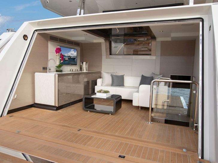 ENTREPRENEUR Ocean Alexander 35R - beach club ENTREPRENEUR Ocean Alexander 35R - beach club