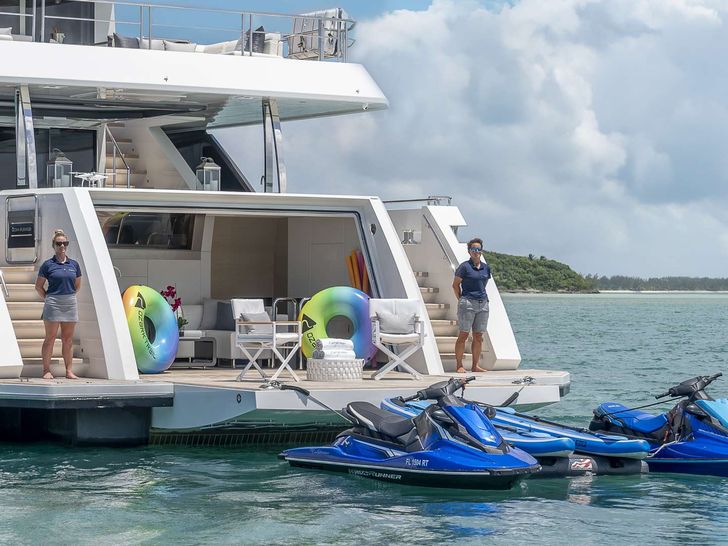 ENTREPRENEUR Ocean Alexander 35R - beach club and swim platform with the water toys ENTREPRENEUR Ocean Alexander 35R - beach club and swim platform with the water toys