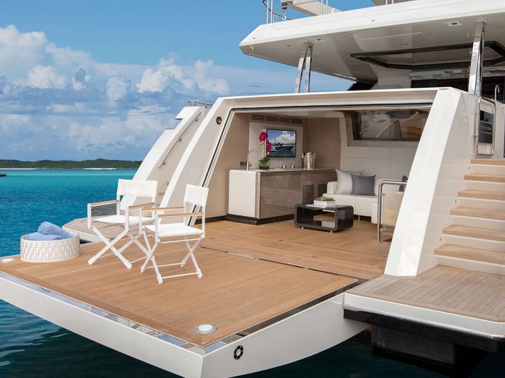 ENTREPRENEUR Ocean Alexander 35R - beach club and swim platform ENTREPRENEUR Ocean Alexander 35R - beach club and swim platform