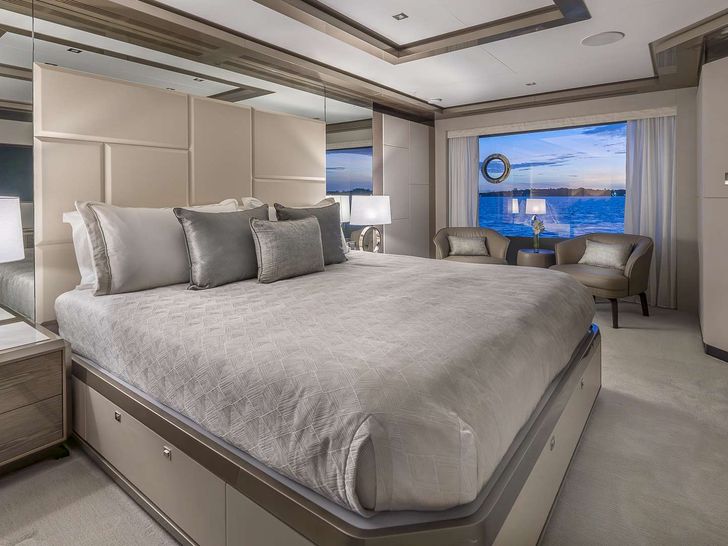 ENTREPRENEUR Ocean Alexander 35R - master cabin bed ENTREPRENEUR Ocean Alexander 35R - master cabin bed