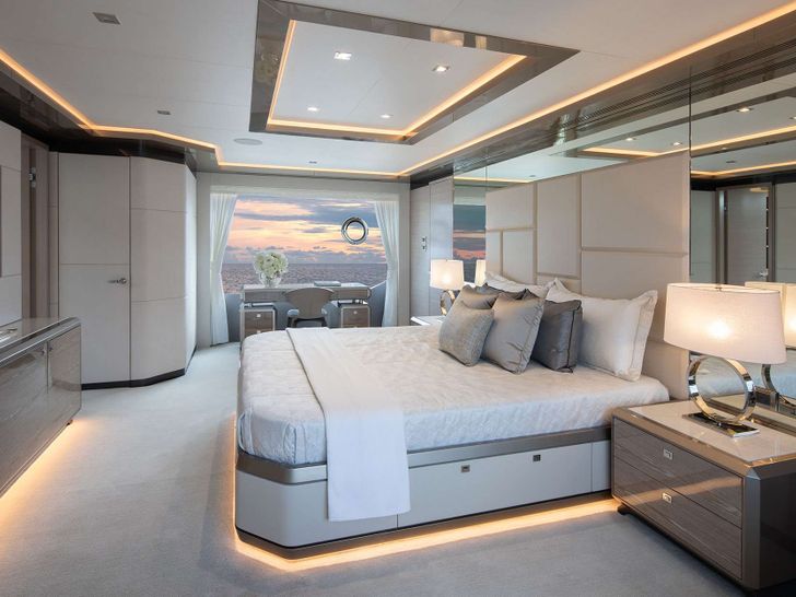 ENTREPRENEUR Ocean Alexander 35R - master cabin other angle ENTREPRENEUR Ocean Alexander 35R - master cabin other angle