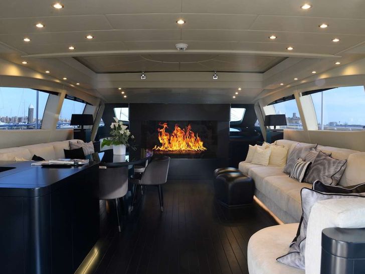 ONLY ONE Overmarine Mangusta 92 - saloon ONLY ONE Overmarine Mangusta 92 - saloon