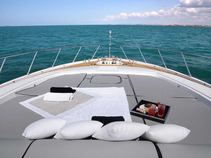 ONLY ONE Overmarine Mangusta 92 - foredeck bronzing area ONLY ONE Overmarine Mangusta 92 - foredeck bronzing area
