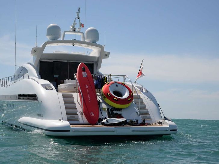 ONLY ONE Overmarine Mangusta 92 - stern ONLY ONE Overmarine Mangusta 92 - stern