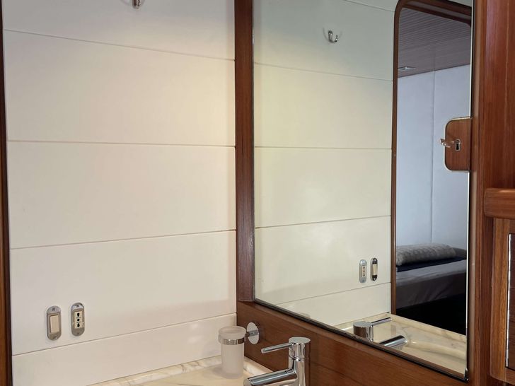 MALIZIA - Perini Navi 25 m,guest cabin bathroom