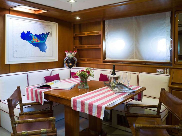 MALIZIA Perini Navi 25m - dining MALIZIA Perini Navi 25m - dining