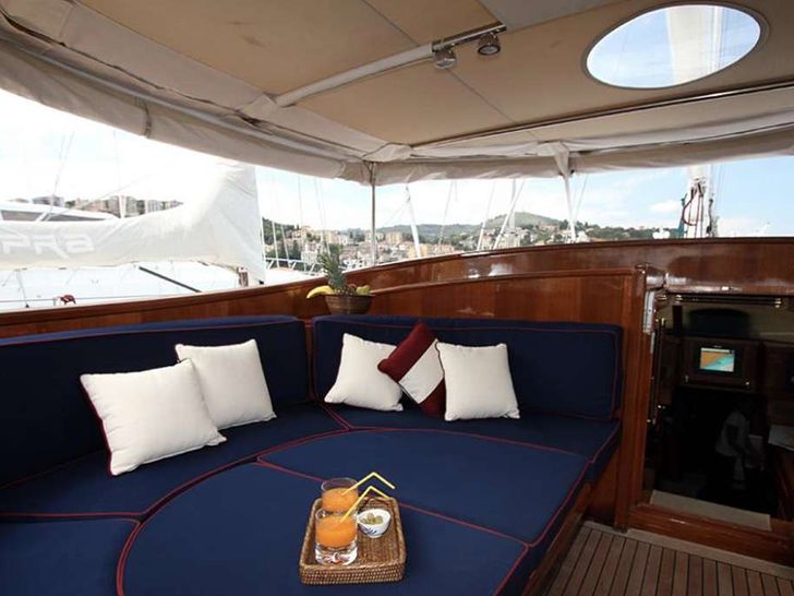 MALIZIA Perini Navi 25m - upper lounge MALIZIA Perini Navi 25m - upper lounge