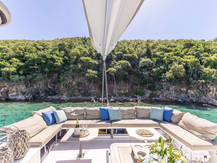 OLIVIA CHARLES Fountaine Pajot Ipanema 58 - flybridge seating OLIVIA CHARLES Fountaine Pajot Ipanema 58 - flybridge seating