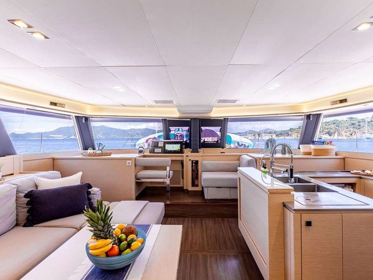 OLIVIA CHARLES Fountaine Pajot Ipanema 58 - saloon OLIVIA CHARLES Fountaine Pajot Ipanema 58 - saloon