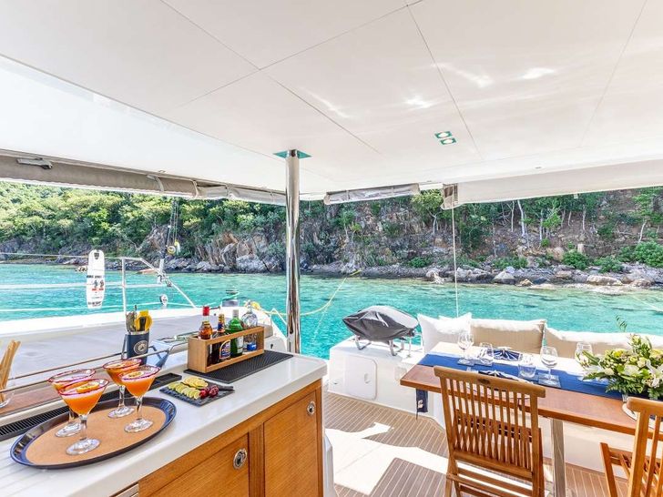OLIVIA CHARLES Fountaine Pajot Ipanema 58 - aft deck kitchenette and dining table OLIVIA CHARLES Fountaine Pajot Ipanema 58 - aft deck kitchenette and dining table