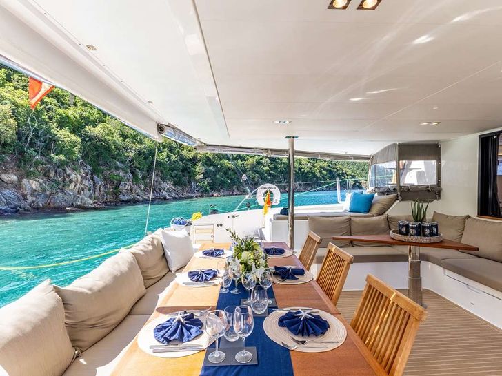 OLIVIA CHARLES Fountaine Pajot Ipanema 58 - alfresco dining set up OLIVIA CHARLES Fountaine Pajot Ipanema 58 - alfresco dining set up
