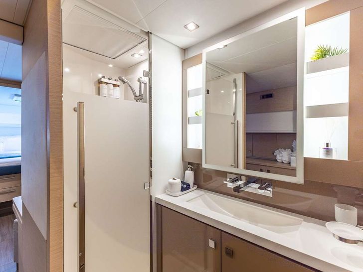 OLIVIA CHARLES Fountaine Pajot Ipanema 58 - master cabin bathroom OLIVIA CHARLES Fountaine Pajot Ipanema 58 - master cabin bathroom
