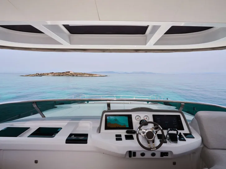 VALIUM 67 Lagoon Sixty 7 - flybridge helm VALIUM 67 Lagoon Sixty 7 - flybridge helm