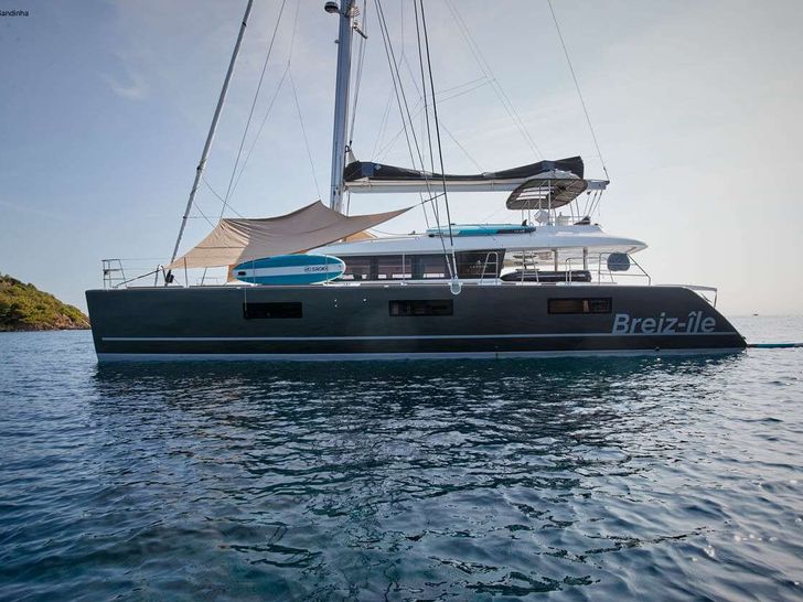 62 feet,a sense of infinity,comfort and refinement… BREIZ'ILE is the ideal boat to live intense experiences,let go and escape. Enjoy the spacious saloon,the luxurious cabins,the incredible views of the flybridge,take a sunny break under t