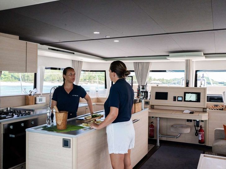 ASTROLABE Lagoon 620 - galley ASTROLABE Lagoon 620 - galley