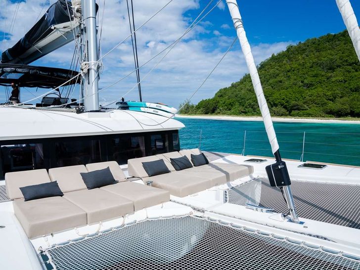 ASTROLABE Lagoon 620 - foredeck lounge and trampolines ASTROLABE Lagoon 620 - foredeck lounge and trampolines