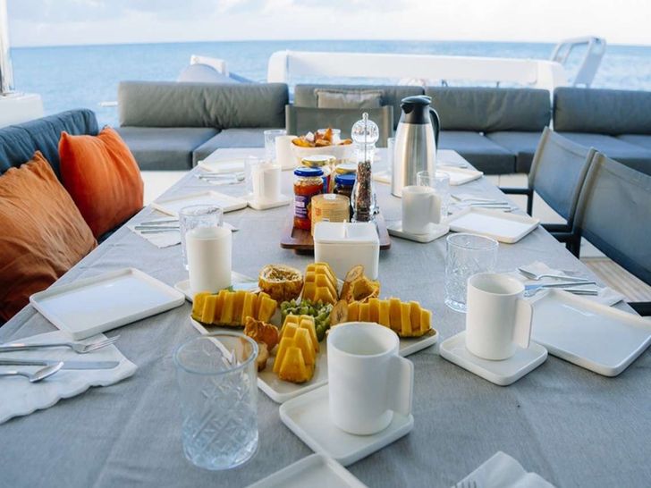 ASTROLABE Lagoon 620 - alfresco breakfast set up ASTROLABE Lagoon 620 - alfresco breakfast set up