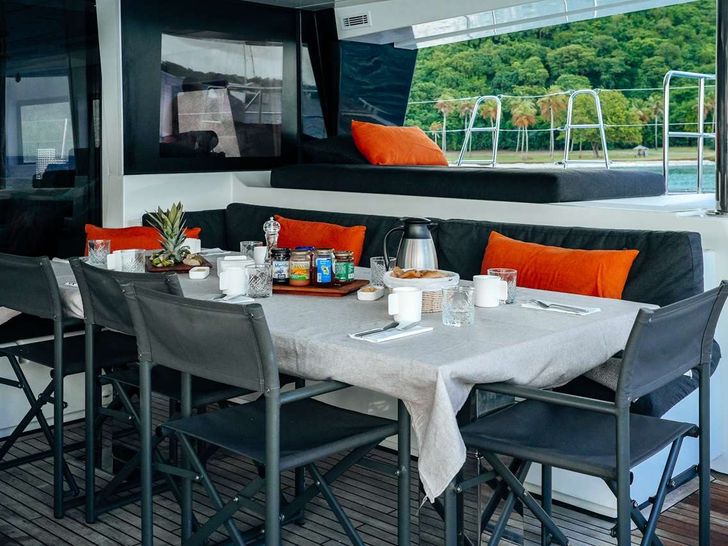 ASTROLABE Lagoon 620 - aft deck dining area ASTROLABE Lagoon 620 - aft deck dining area