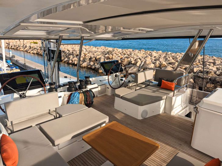 OCEANUS - flybridge cockpit OCEANUS - flybridge cockpit