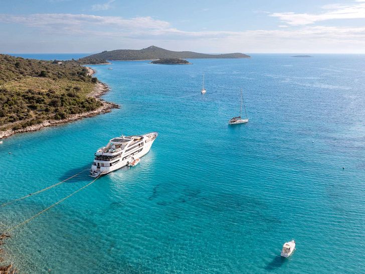 KARIZMA Custom 48m - anchored KARIZMA Custom 48m - anchored