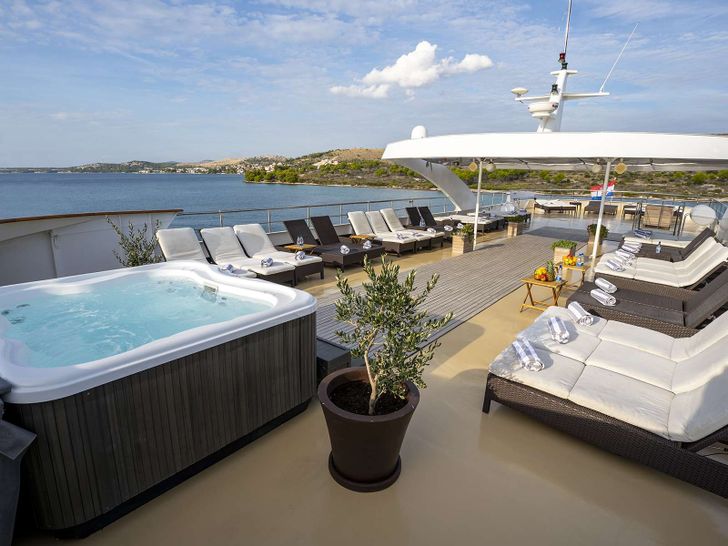 KARIZMA 48m Custom Motor Yacht Jacuzzi KARIZMA 48m Custom Motor Yacht Jacuzzi