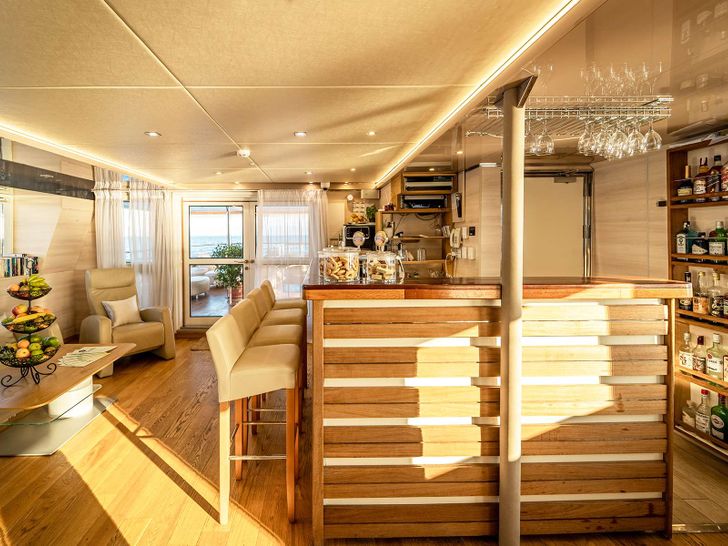 RIVA Custom 48m - sky bar RIVA Custom 48m - sky bar