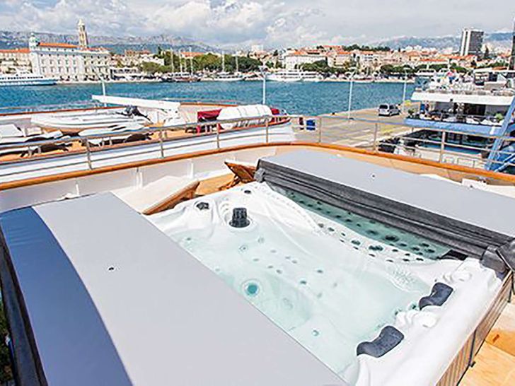 RIVA 48m Custom Motor Yacht Jacuzzi 2