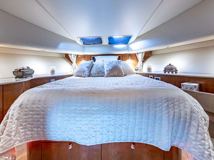 ELEGANT LADY - Meridian 580 Pilothouse,main cabin