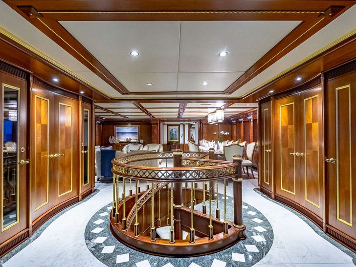 STARSHIP 185' - Delta Marine 185,walkway to the main saloon STARSHIP 185' - Delta Marine 185,walkway to the main saloon