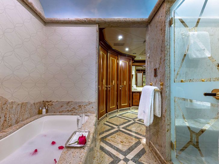 STARSHIP 185' - Delta Marine 185,master cabin jacuzzi STARSHIP 185' - Delta Marine 185,master cabin jacuzzi