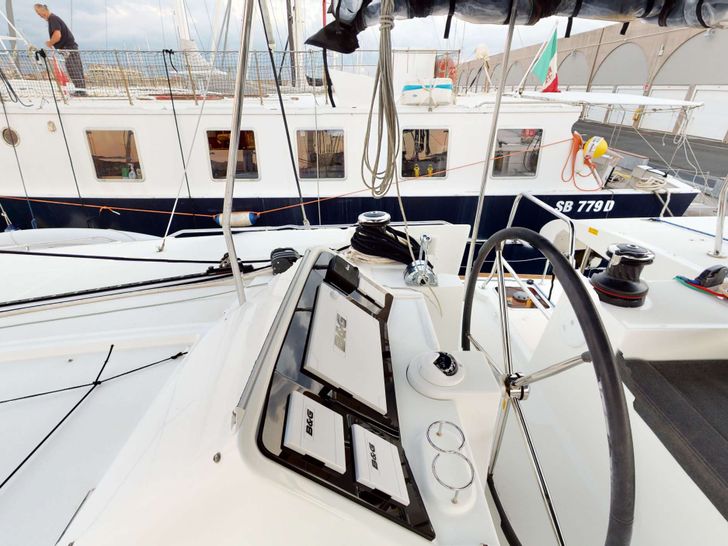 ARP - Lagoon 45,helm and flybridge ARP - Lagoon 45,helm and flybridge