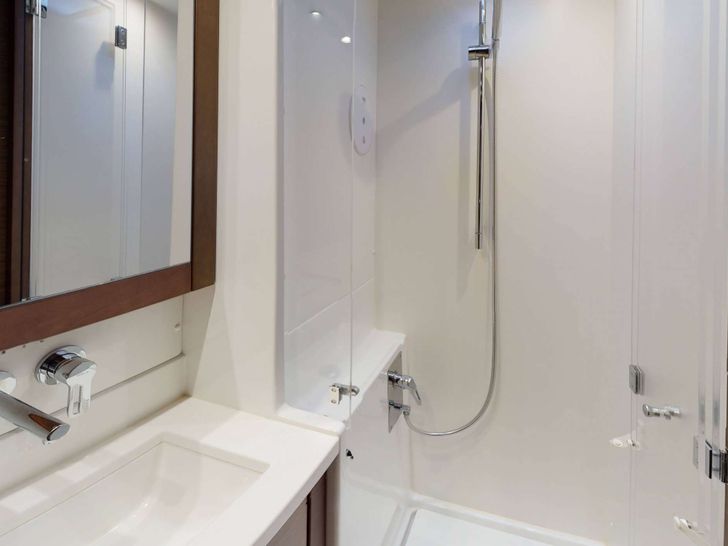 ARP - Lagoon 45,cabin 2 bathroom ARP - Lagoon 45,cabin 2 bathroom