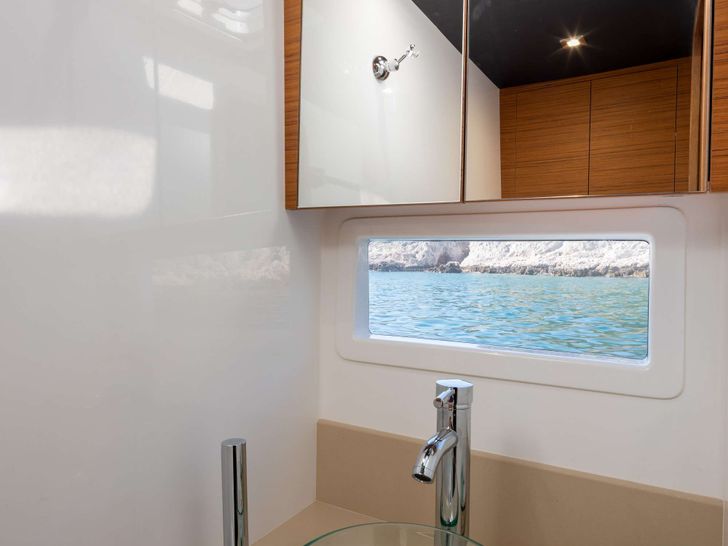 SONIA - Dufour 48,master cabin bathroom SONIA - Dufour 48,master cabin bathroom