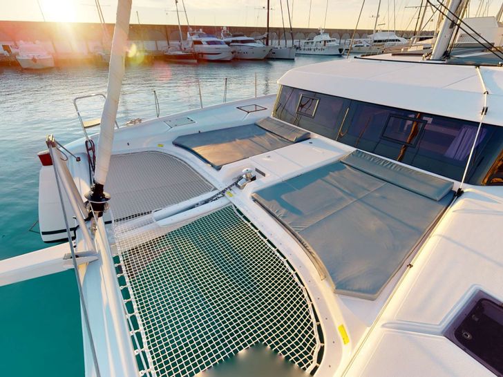 VITTORIA Dufour 48 - bow twin trampolines and bronzing area VITTORIA Dufour 48 - bow twin trampolines and bronzing area