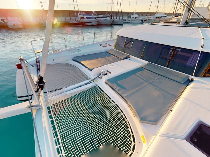 VITTORIA - Dufour 48,bow twin trampolines and bronzing area