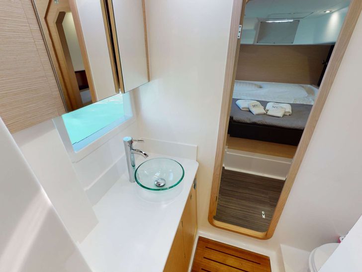 VITTORIA Dufour 48 - master cabin bathroom VITTORIA Dufour 48 - master cabin bathroom