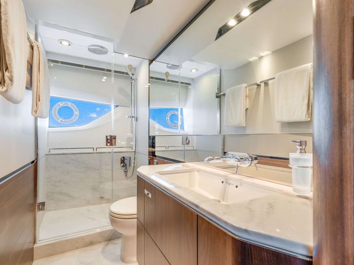 GLEDE - Princess UK 65,main cabin bathroom GLEDE - Princess UK 65,main cabin bathroom