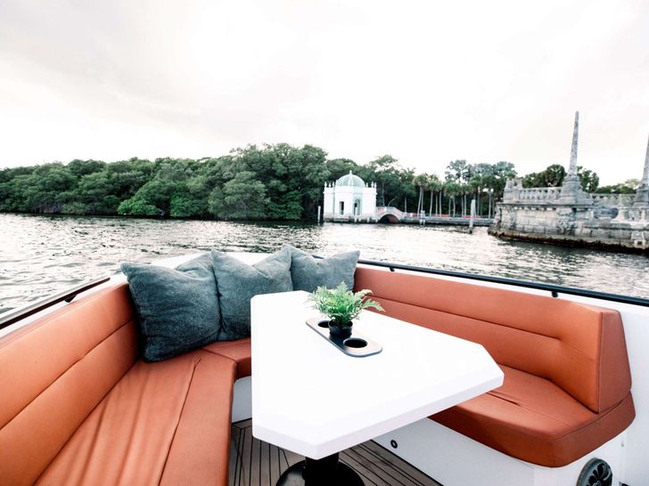 SMART - Vanquish 40 ft,alfresco lounge SMART - Vanquish 40 ft,alfresco lounge